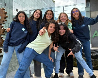 Laboratorio estudiantil de pensamiento crítico: jóvenes de Colombia y Ecuador presentan soluciones para mejorar su entorno, en el Youth Forum 2026