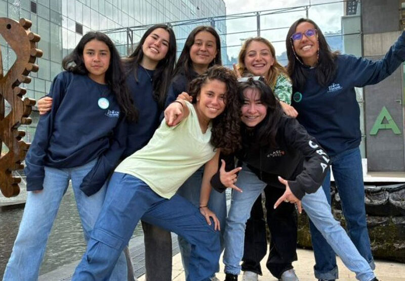 Laboratorio estudiantil de pensamiento crítico: jóvenes de Colombia y Ecuador presentan soluciones para mejorar su entorno, en el Youth Forum 2026