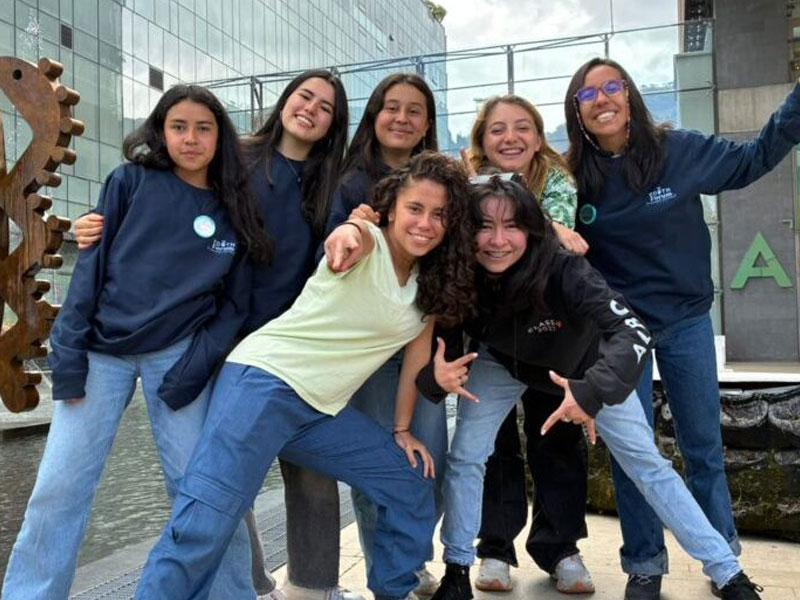 Laboratorio estudiantil de pensamiento crítico: jóvenes de Colombia y Ecuador presentan soluciones para mejorar su entorno, en el Youth Forum 2026